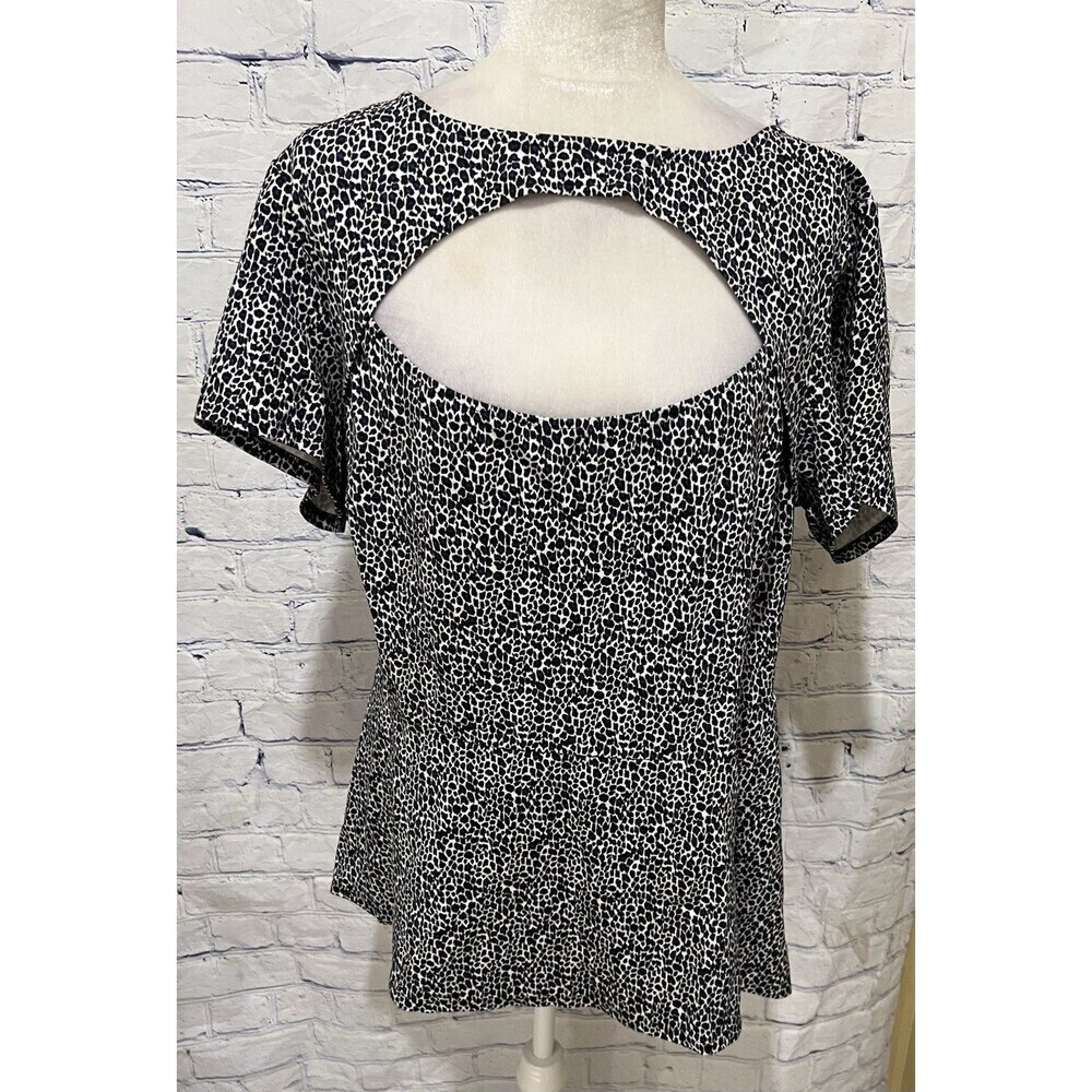 Torrid black-and-white short sleeve blouse shirt cut out front size 3/3X